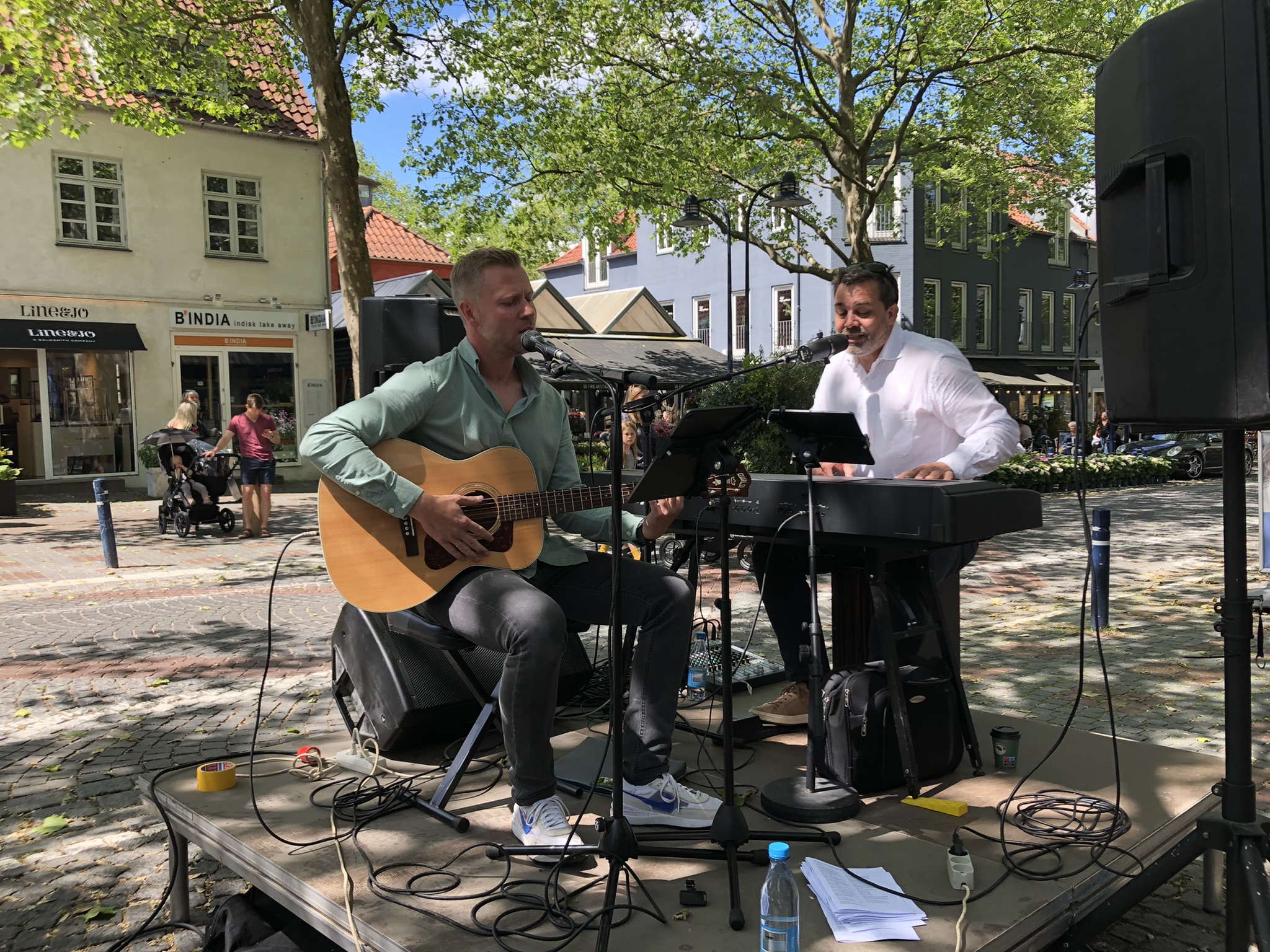 Martin Jantzen og Mikkel Sonne spiller igen op til fællessang. Denne gang foregår det på Klampenborgvej, og sanghæfterne er fulde af julesange.