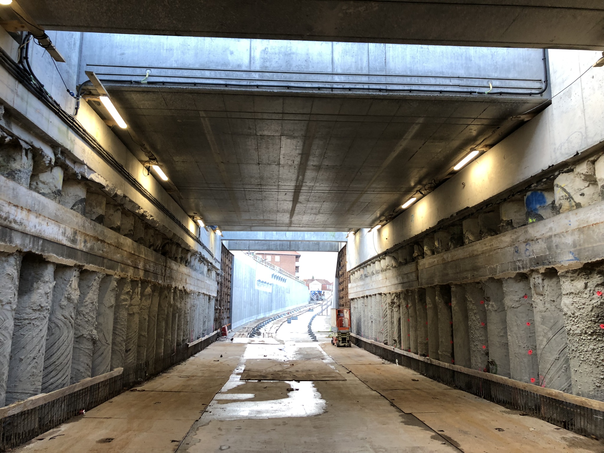 Den nye letbaneviadukt under Lyngby Omfartsvej og jernbanebro.