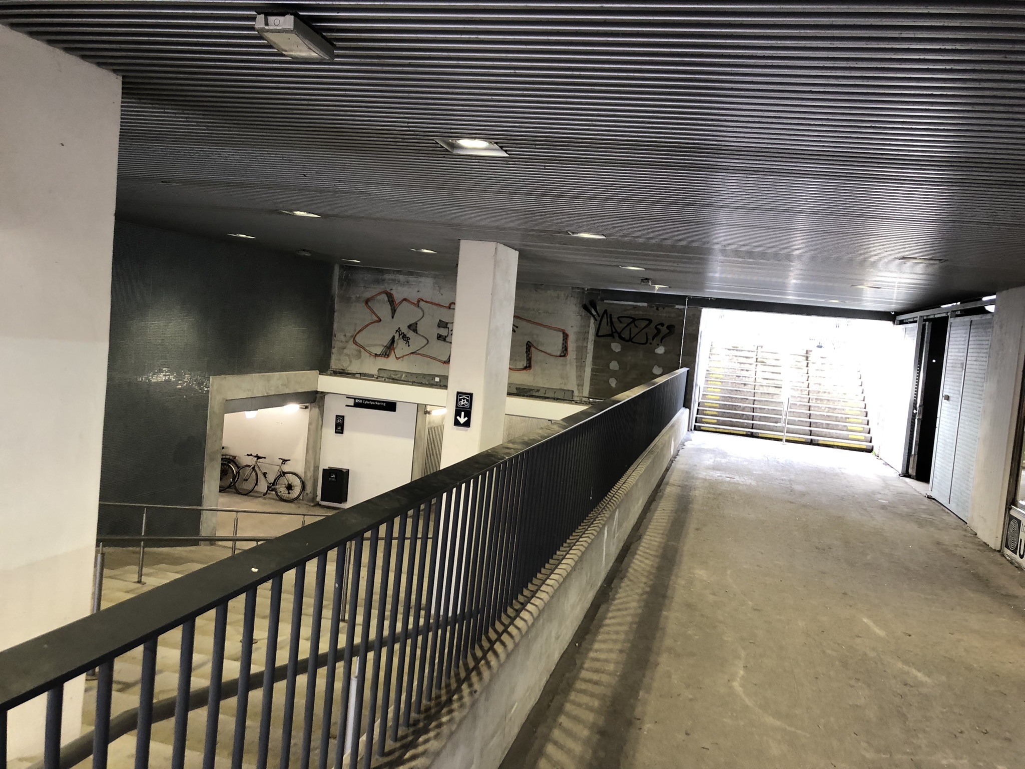 Den nye tunnel og trappe under s-togsbanen fører direkte til cykelkælderen under Lyngby Station. Området her er indrettet med bl.a. høj musik og god belysning for at skabe tryghed for passagerer og andre.