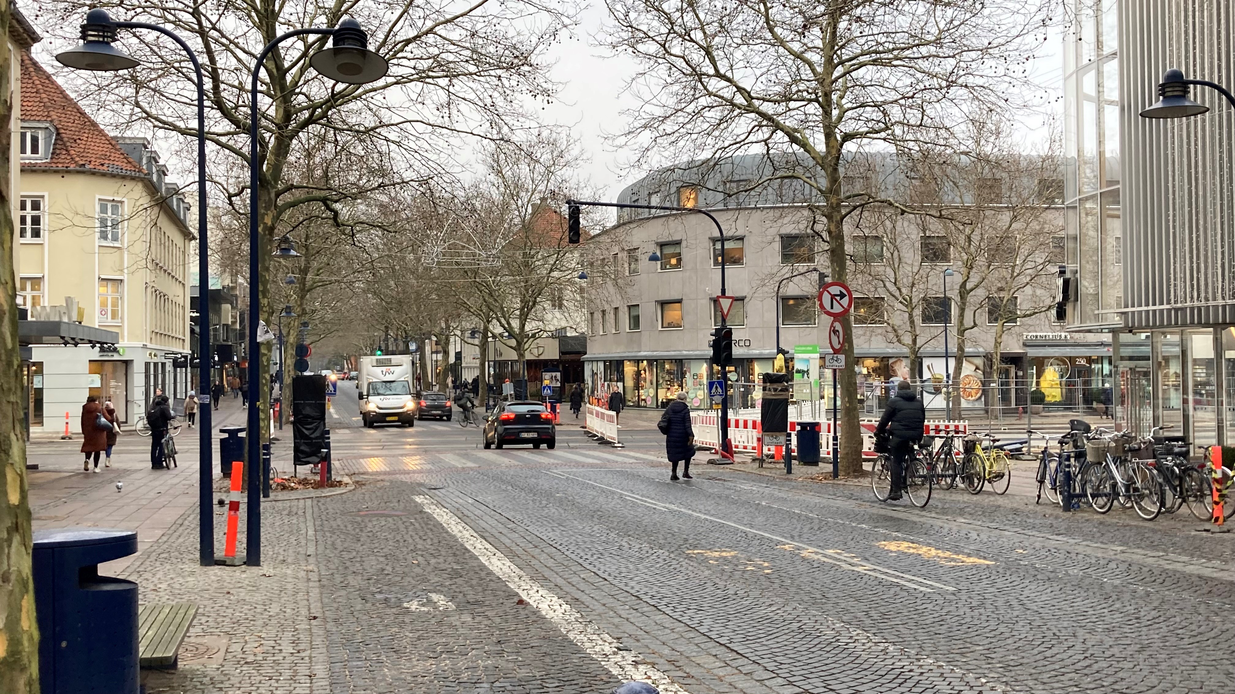 Dobbeltrettet bilkørsel er igen mulig på Lyngby Hovedgade også på strækningen ved Klampenborgvej.