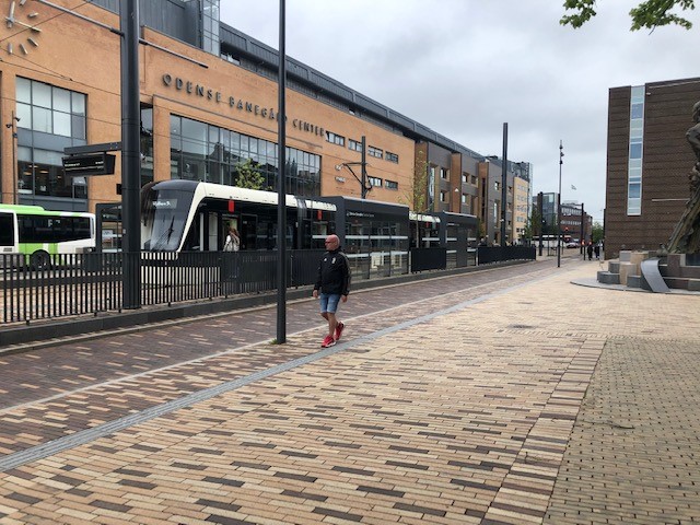 Delegation fra Lyngby-Taarbæk Kommune på studietur til Odense. Her ses Odense Letbane foran Odense Banegård.