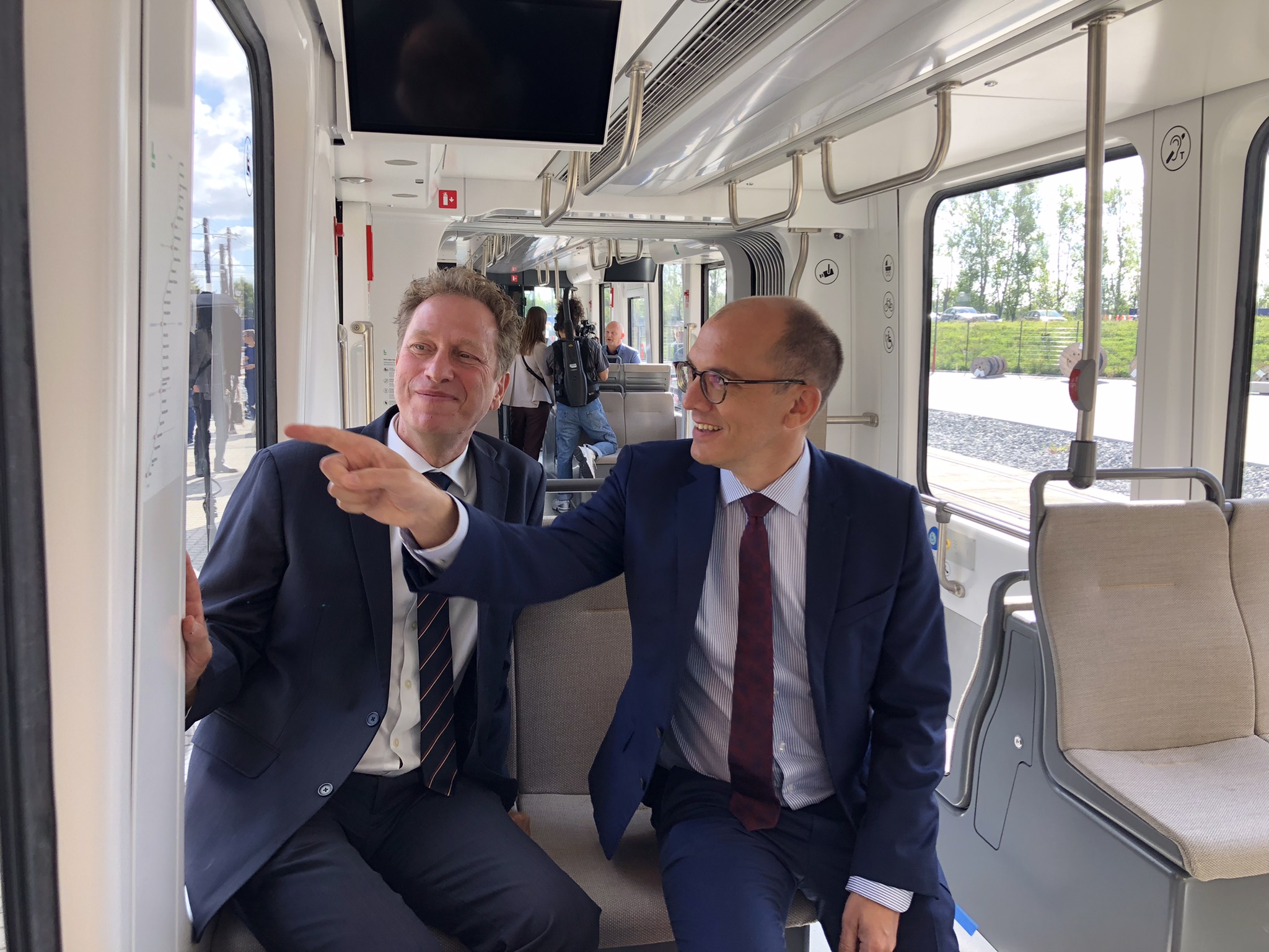 Lyngby-Taarbæk Kommunes kommunaldirekør, Søren Hansen (tv) og direktør Kasper Graa Wulff til officiel præsentation af det første letbanetog ved Kontrol- og vedligeholdelsescentret i Ejby fredag 15. september 2023 - inde i toget