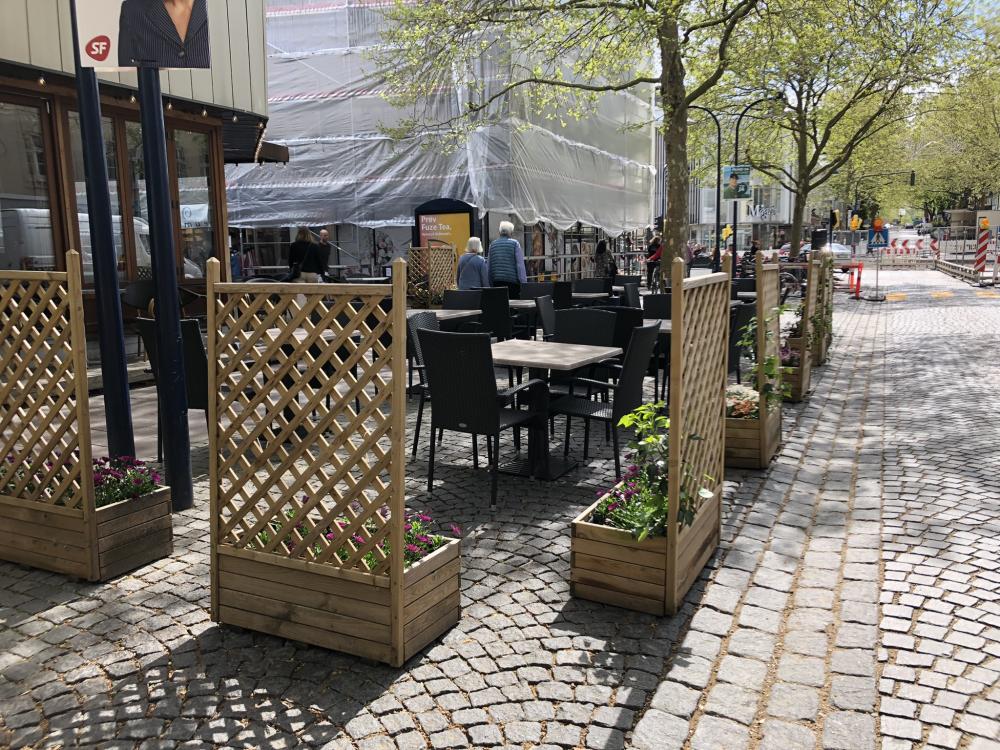 Café de Picasso skaber sydlandsk stemning i Lyngby C med udvidelse af udearealet og caféborde på de midlertidigt nedlagte p-pladser hele sommeren.