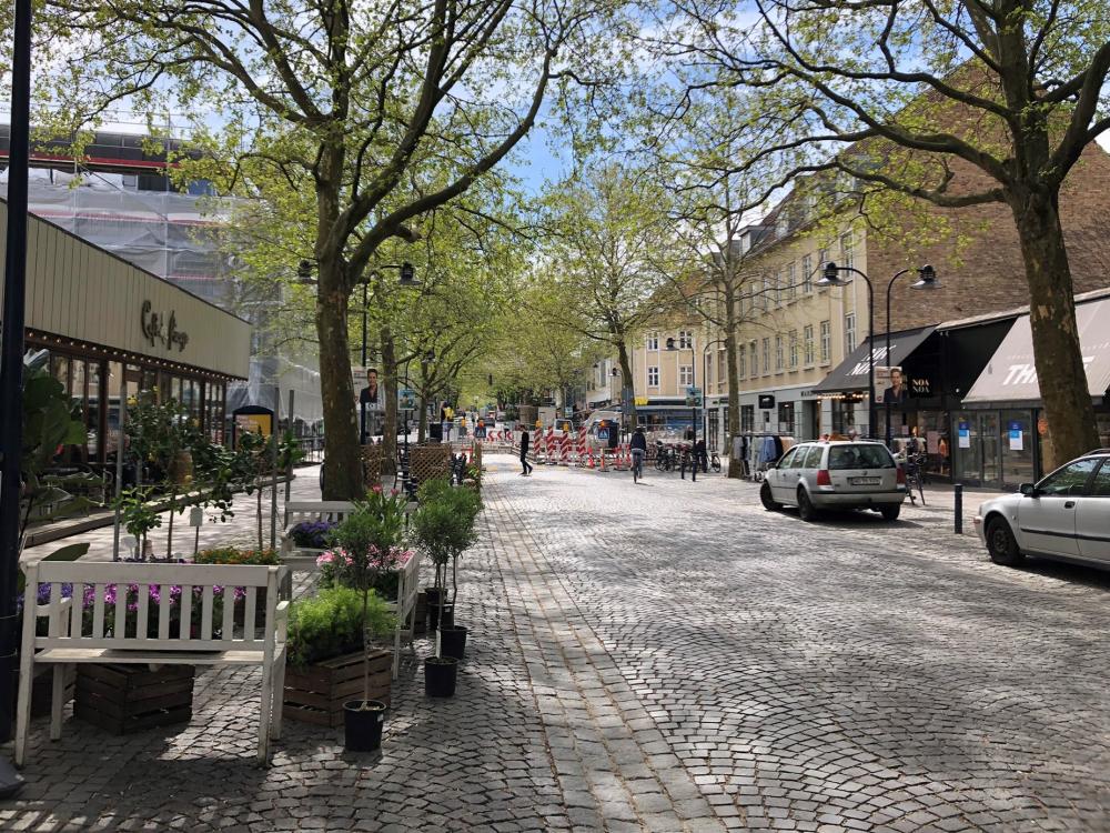 Letbane-byggeriet i krydset ved Klampenborgvej ensretter Lyngby Hovedgade hele sommeren og lukker p-pladserne på den østlige side af hovedgade midlertidigt. Butikker og caféer i Lyngby er inviteret til at booke de nedlagte p-pladser til udeaktiviteter.