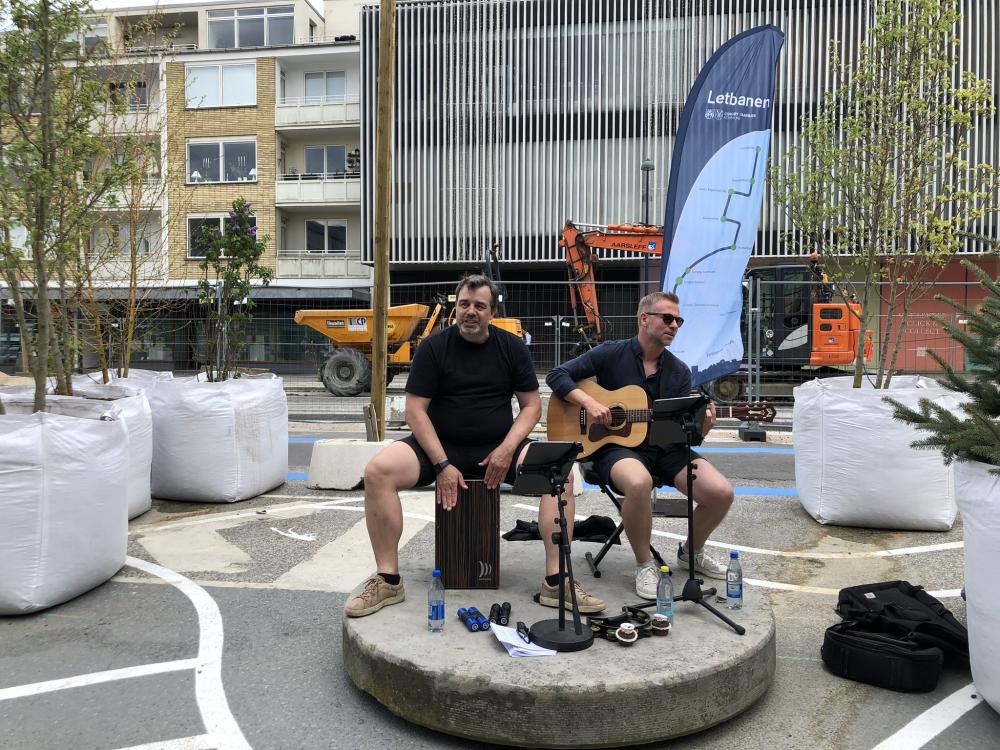 Fællessang med den lokale musikduo, Martin Jantzen (tv) og Mikkel Sonne, foregår i år på Klampenborgvej i det midlertidige byrum langs letbane-arealet.