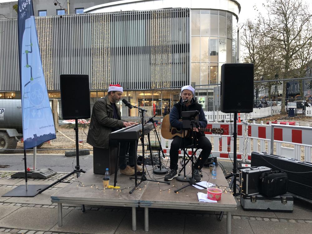 Kom til fællessang med Martin Jantzen og Mikkel Sonne i det midlertidige byrum på Klampenborgvej lørdag 16. december kl. 12-13. Fællessang foregår cirka foran "Flying Tiger" - billedet er fra 2022.