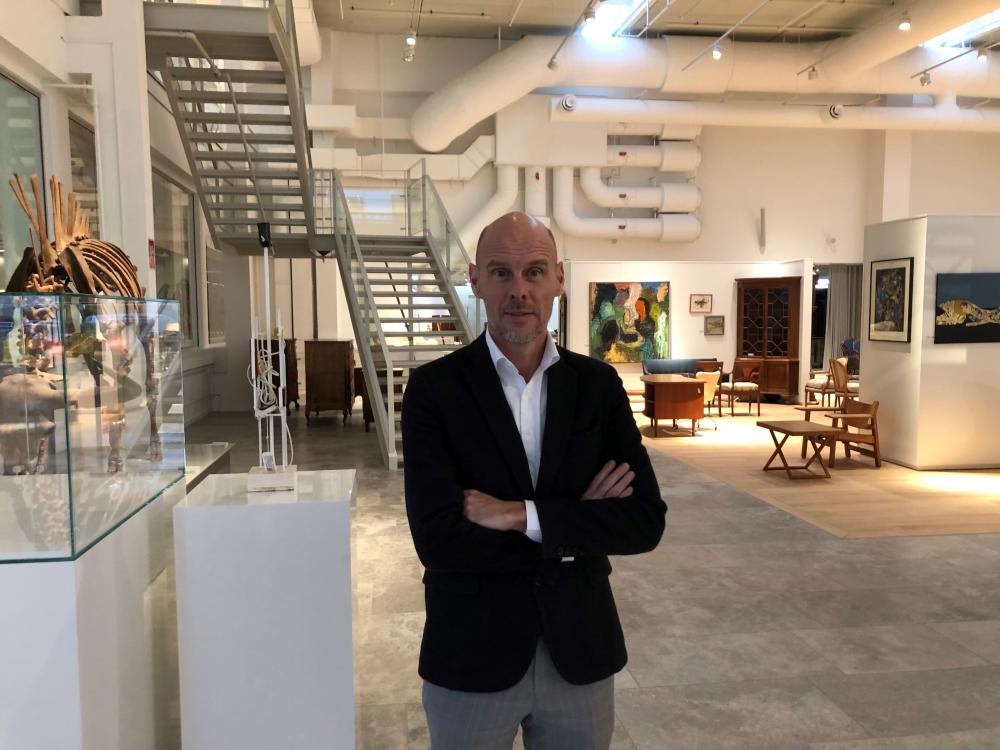 Jakob Dupont i showroomet i Bruun Rasmussens nye Auktionshus midt i Lyngby.