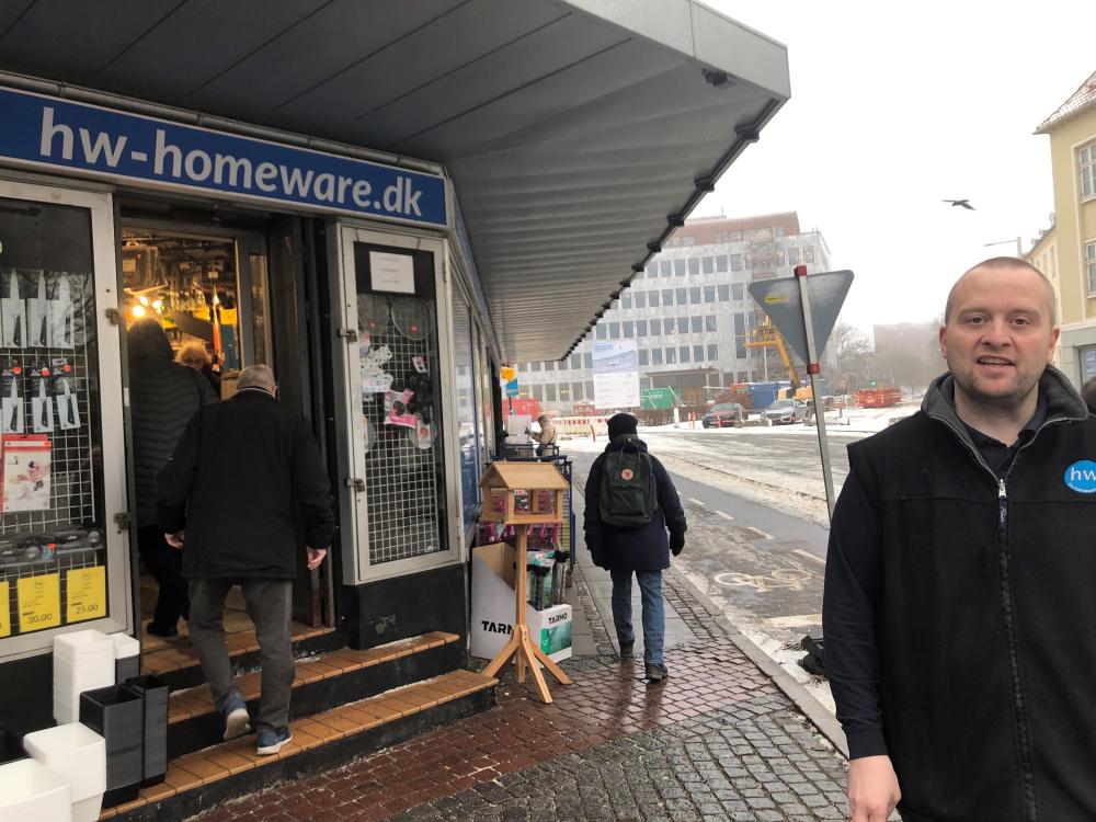 Thomas Hviid er butikschef i HW på hjørnet af Lyngby Torv og Lyngby Hovedgade. Butikken har ligget på denne adresse siden 1909 og har været HW siden 1985.