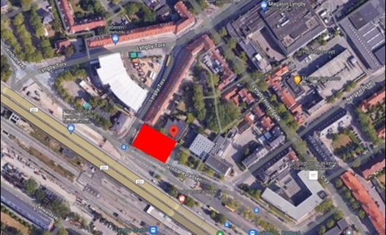 Byggeplads på Jernbanepladsen er markeret med rød firkant på fotoet herunder. Vær opmærksom på, at tegningen ikke er målfast, men blot indikerer placering af byggepladsen.