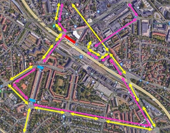 Rød markering viser midlertidigt spærret område på Jernbanepladsen. Gule pile viser vej til og fra Jernbanepladsen for bilister, mens pink pile viser midlertidig busomlægning mellem Lyngby V og Lyngby C. Buddingevej er fortsat spærret ved blå markeringer.