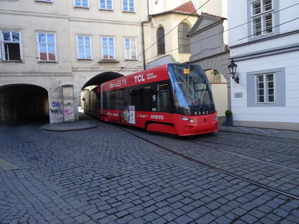 Henrik om letbanen i Prag: "I april var jeg/vi Prag hvor det var nemt at bruge deres sporvogne (Letbaner), da de er gratis for folk over 67. Så det blev til mange ture. Her linje 22 med lav indstigning."