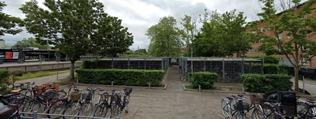 Aflåst cykelparkering på Lyngby Station. Det er gratis at få adgang. Læs hvordan i artkilen her på siden.