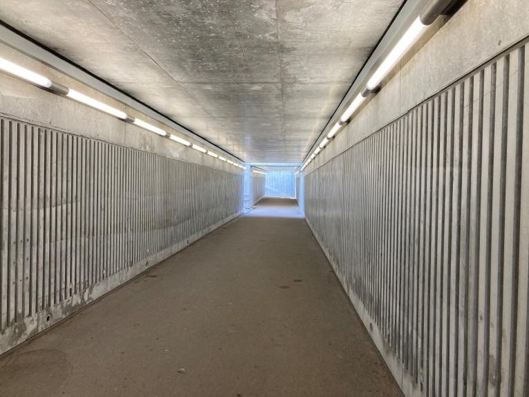 Tunnelen som forbinder både har opgang til perronerne og Ulrikkenborg-området