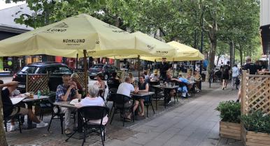 Sommerens byrumsforsøg i de midlertidigt afspærrede p-pladser på Lyngby Hovedgade er nu slut, og bilerne kan igen parkere i begge sider af Hovedgaden. Her udeservering ved Café Picasso. 