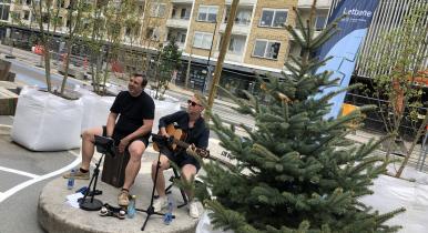 Kom til fællessang med den lokale musikduo, Martin Jantzen (tv) og Mikkel Sonne, fem lørdage i løbet af sommeren i det midlertidige byrum på Klampenborgvej langs letbane-arealet.