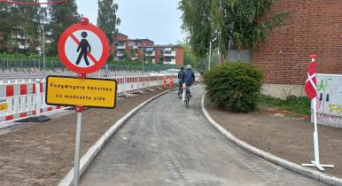 Den midlertidige periode med cyklister på kørebanen på Buddingevej på strækningen mellem Engelsborgvej og Viadukten er nu slut, og den nye cykelsti blev indviet mandag 11. september 2023.