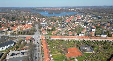 Gåafstand til grønne områder og attraktivt bycentrum samt kort transporttid til København er nogle af de primære årsager til, at Lyngby er et populært sted at bosætte sig. Her luftfoto af Lyngby vest.