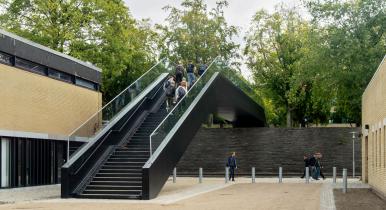 Gottlieb Paludan Architects har sammen med KI Rådgivende Ingeniører designet en ny stibro ved Danmarks Tekniske Universitet (DTU), Lyngby Campus.. Foto 1