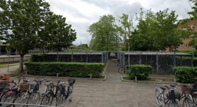 Aflåst cykelparkering på Lyngby Station. Det er gratis at få adgang. Læs hvordan i artkilen her på siden.